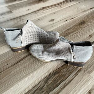 Women’s Tom’s size 7.5 booties